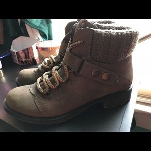 I am selling size 8 boots